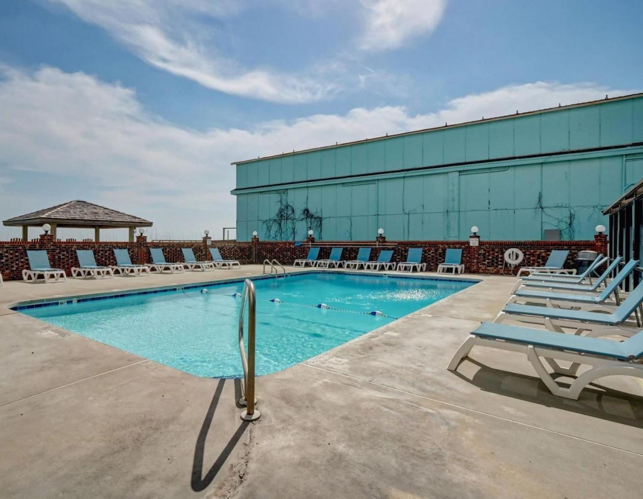 Octopus Garden 1br, King Bed, Indoor & Outdoor Pool Apartment