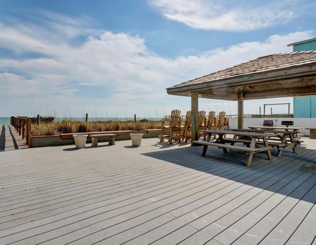 Octopus Garden 1br, King Bed, Indoor & Outdoor Pool Apartment Carolina Beach