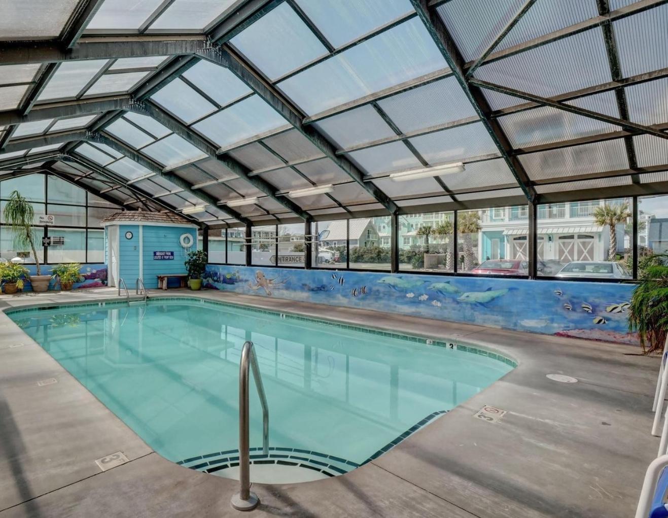 Octopus Garden 1br, King Bed, Indoor & Outdoor Pool * Carolina Beach