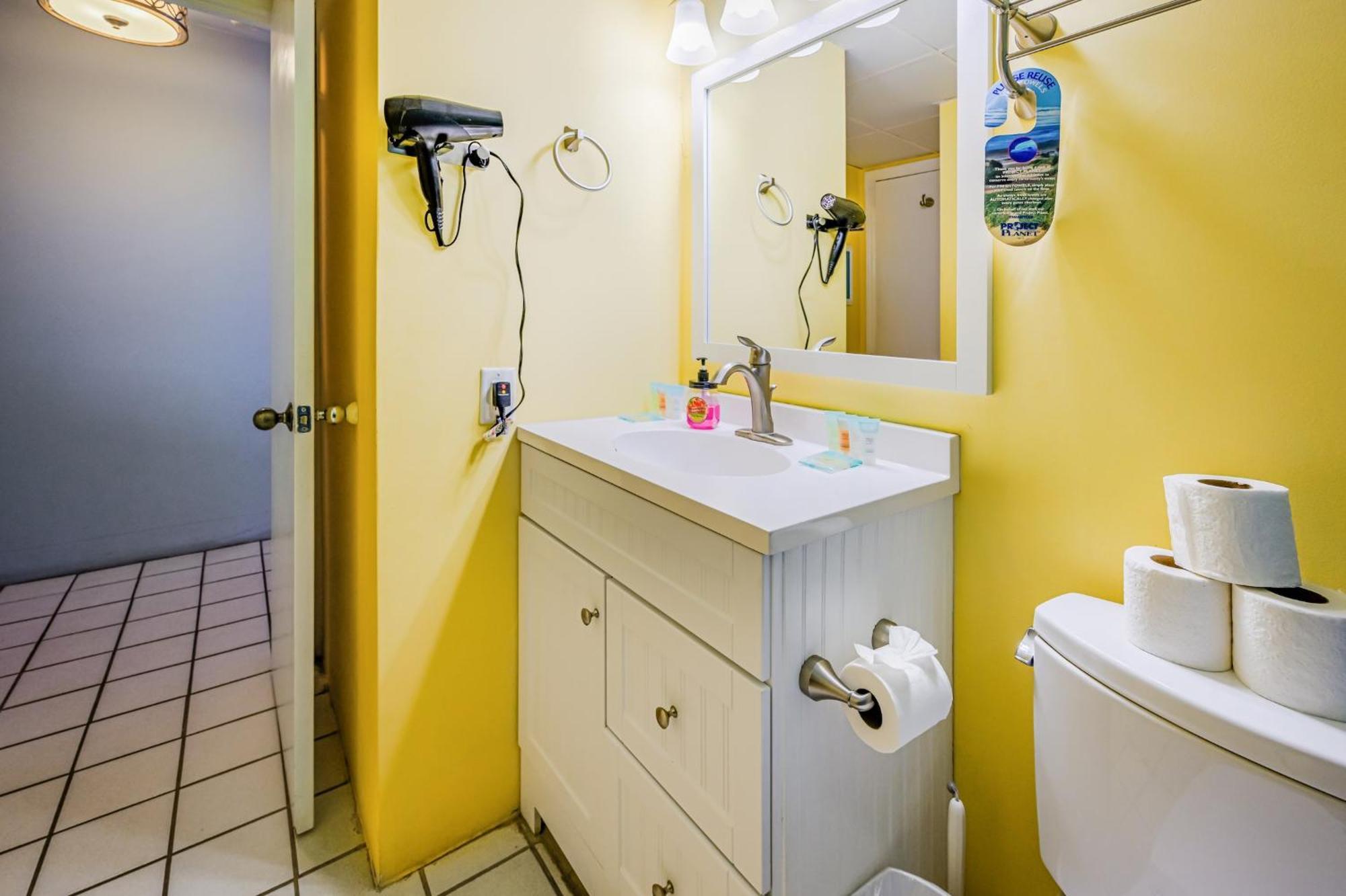 Octopus Garden 1br, King Bed, Indoor & Outdoor Pool Apartment *