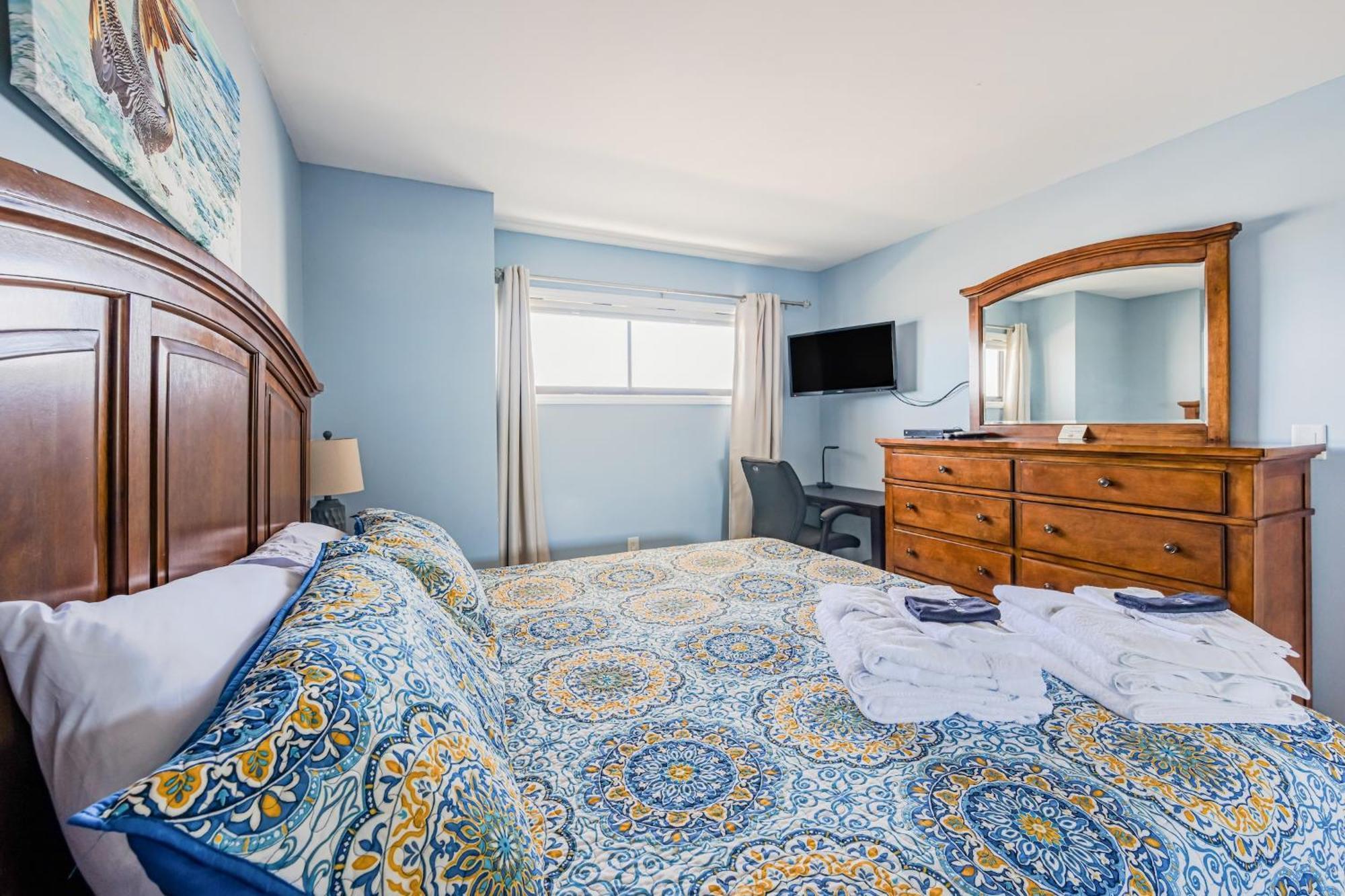 Octopus Garden 1br, King Bed, Indoor & Outdoor Pool Apartment *