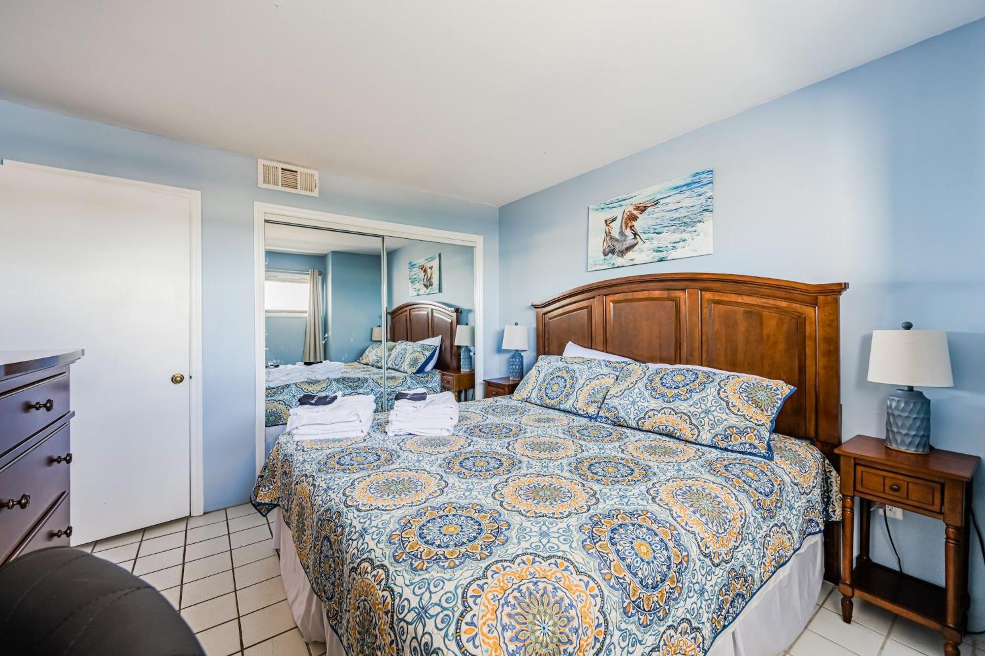 Octopus Garden 1br, King Bed, Indoor & Outdoor Pool Apartment